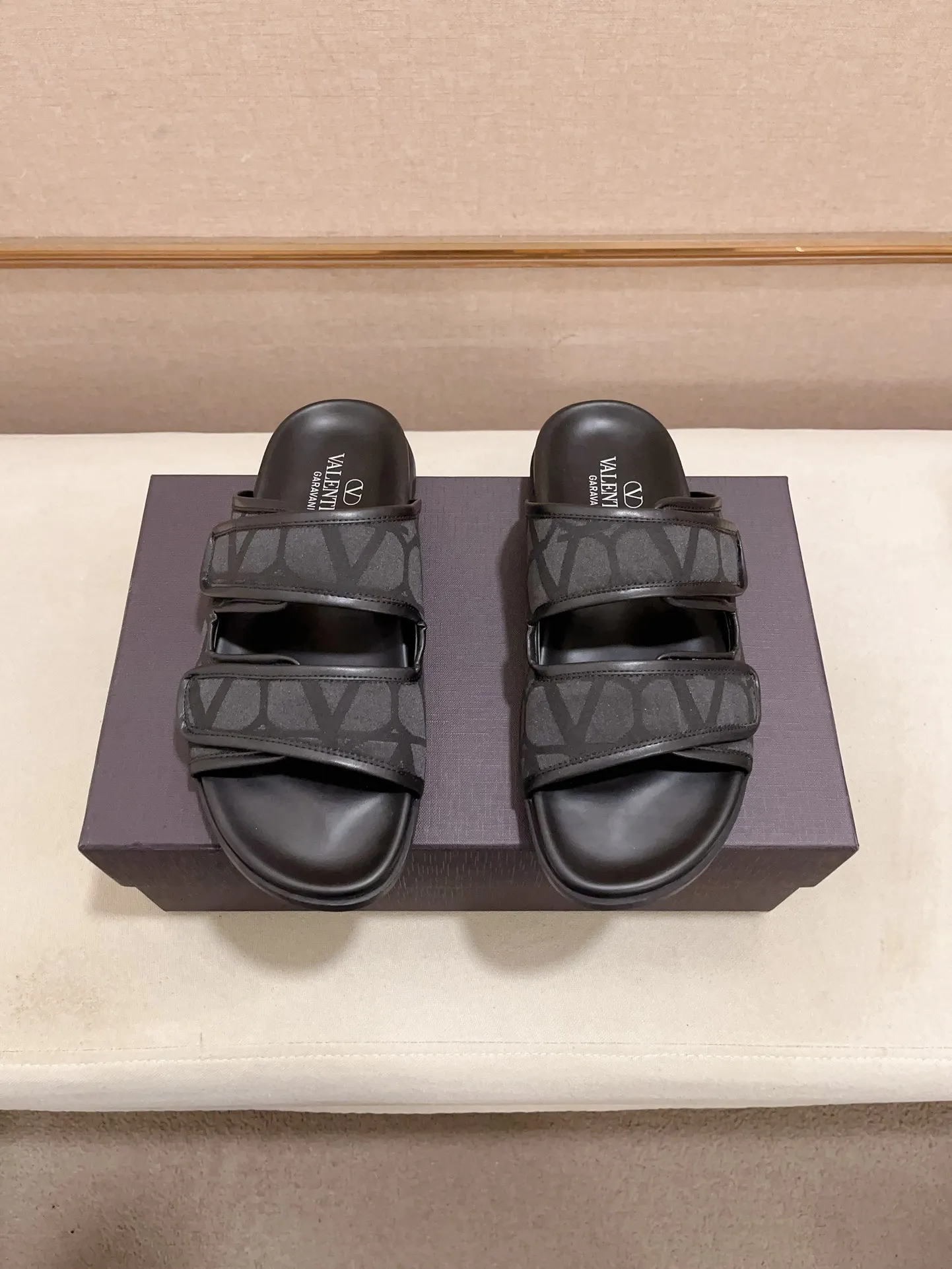 Men's shoes💰: 440💰High version, couple style👩‍❤️‍👨[Valentino] New boutique slippers, counter quality, classic plaid, the actual workmanship is quite complex🔰The upper is made of imported canvas fabric➕🐑Sheepskin lining, which tests the craftsman's craftsmanship➕original PU outsole. Size: 35-45